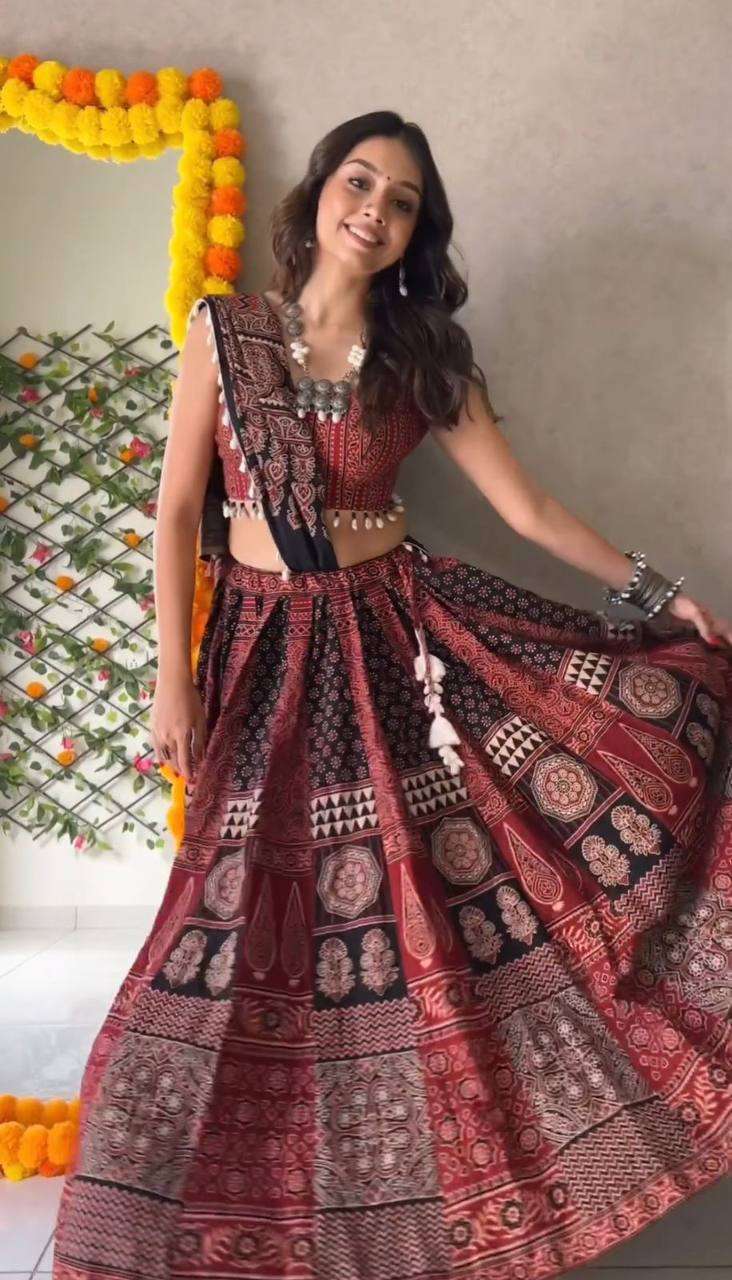 LG 584 LEHENGA CHOLI