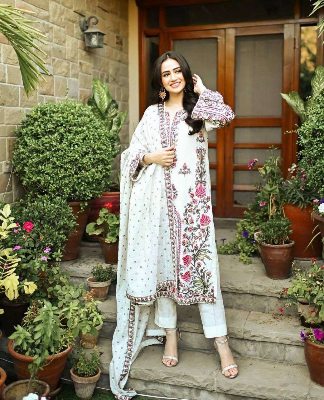 BE 989 PAKISTANI STYLE SUIT