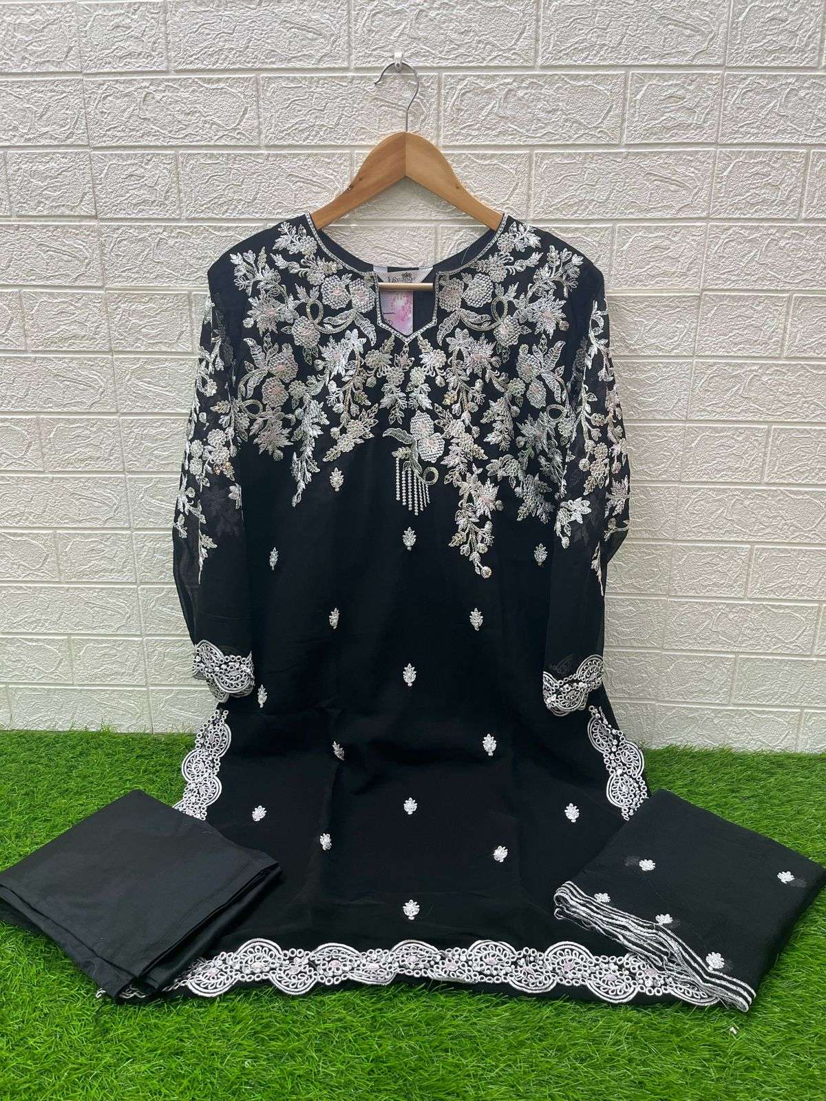 LAXURIA TRENDZ D NO 1347 GEORGETTE BEAUTIFUL DESIGNER SUIT