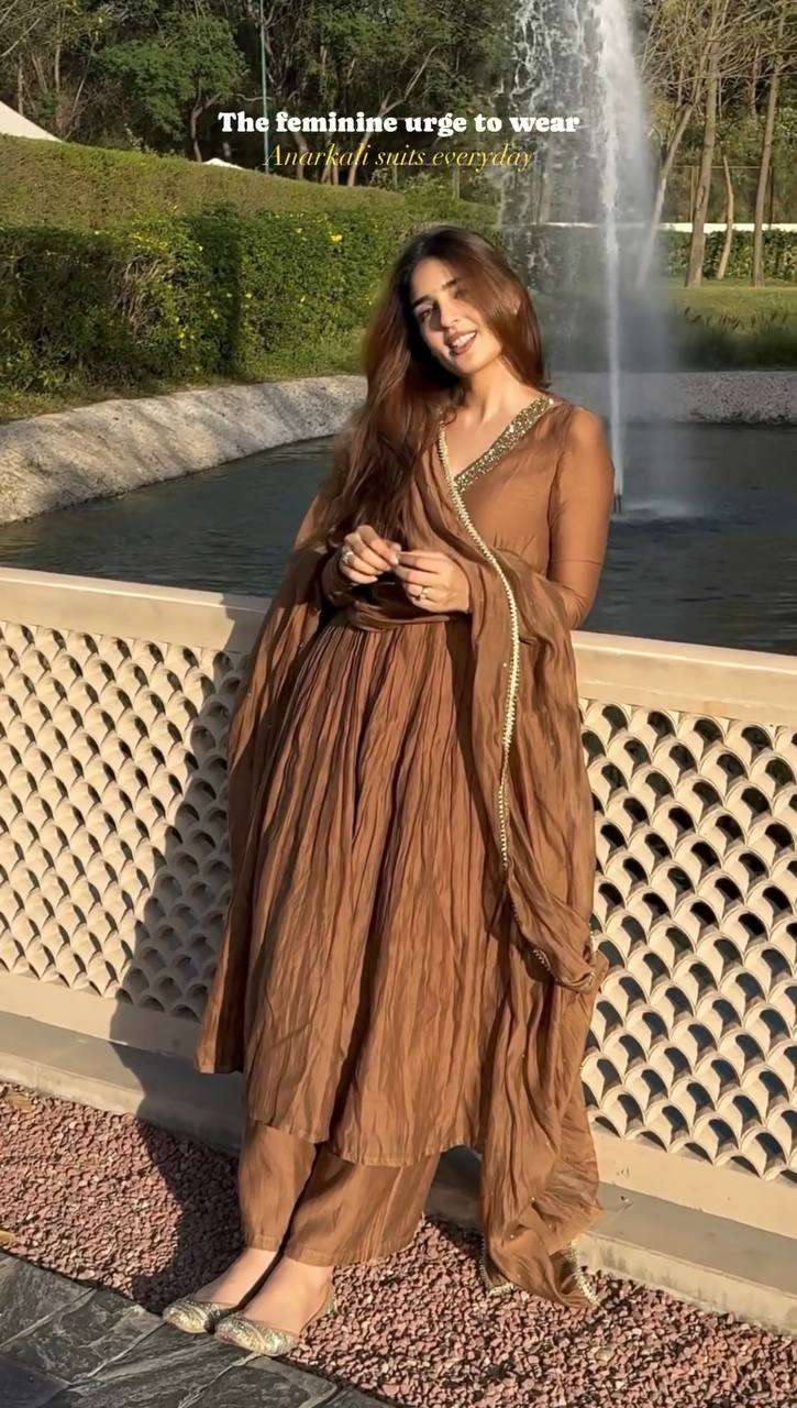 AD 152 GOWN SET