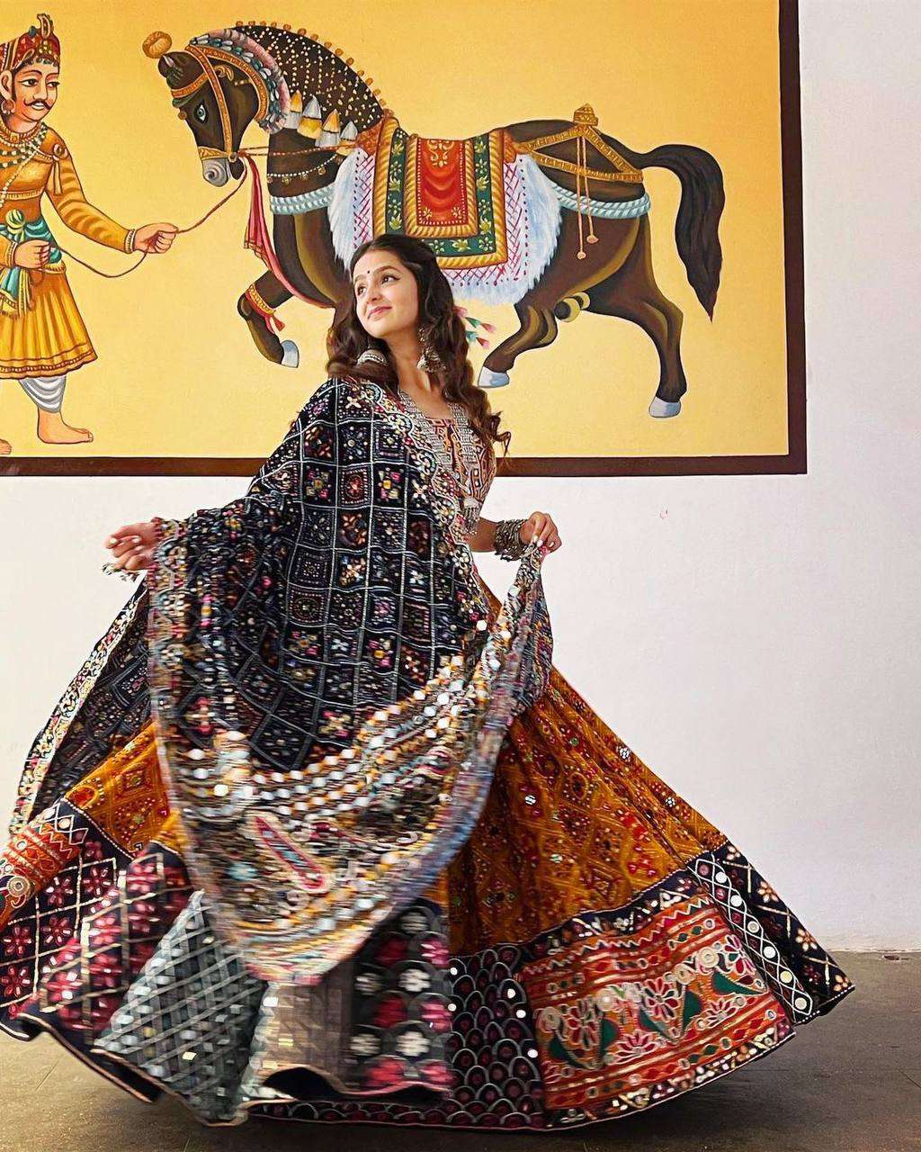 LC 749 LEHENGA CHOLI
