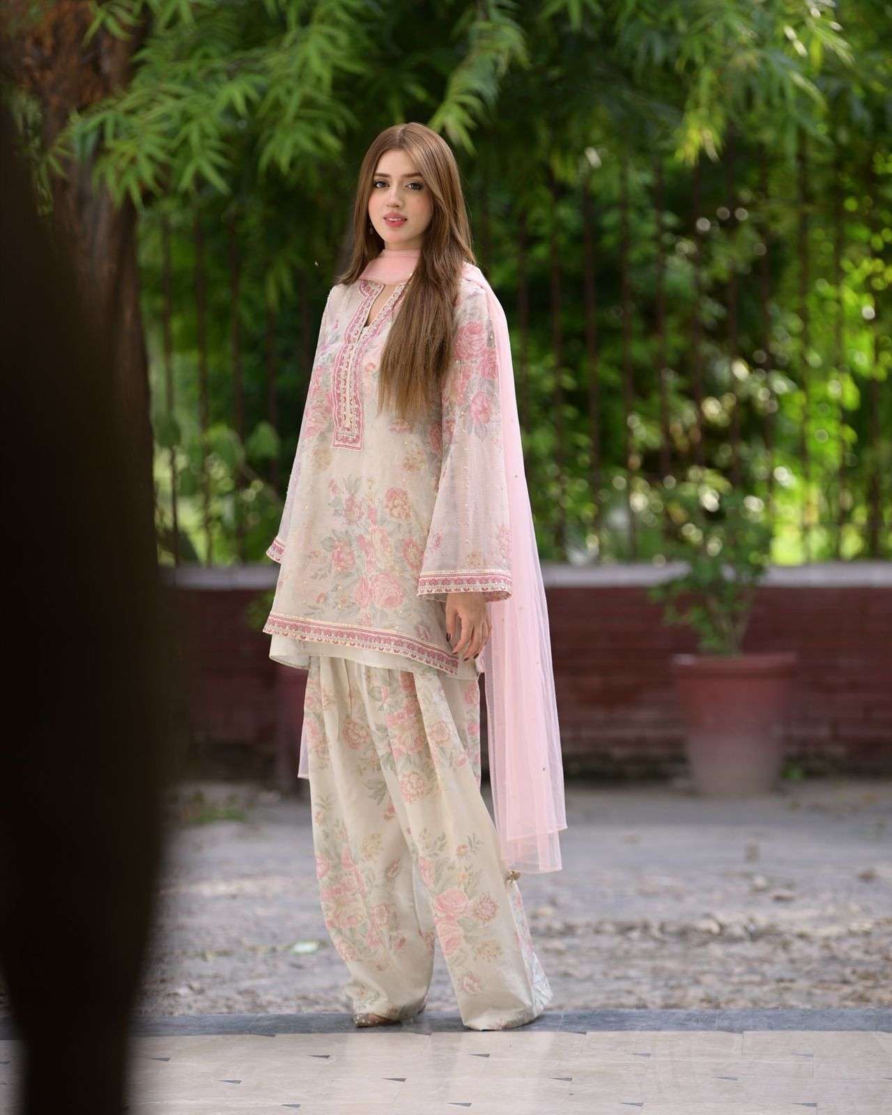AD 200 GEORGETTE DIGITAL PRINT EMBROIDERY DESIGNER WORK PARTY WEAR LADIES SUIT
