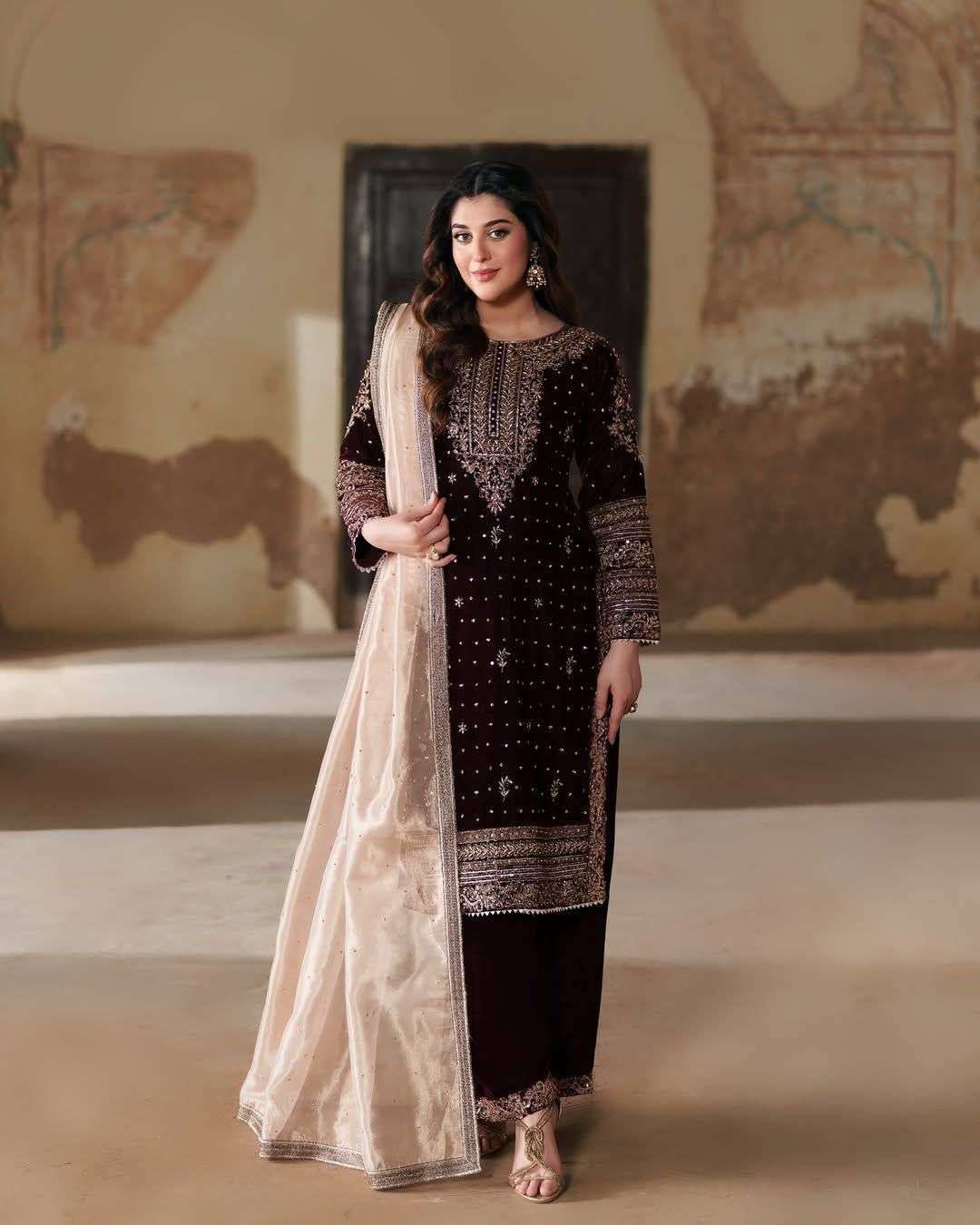 BE 422 VELVET BEAUTIFUL DESIGNER LOOK FESTIVE WEAR LADIES SUIT