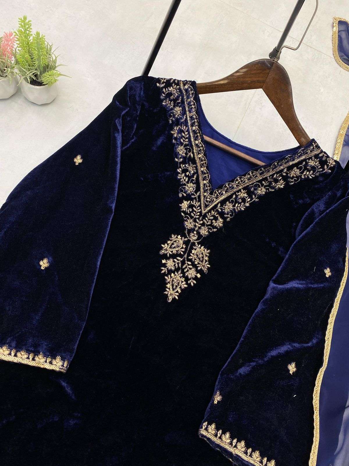 LG 2025 VELVET BEAUTIFUL DESIGNER WORK PARTY WEAR LADIES SUIT
