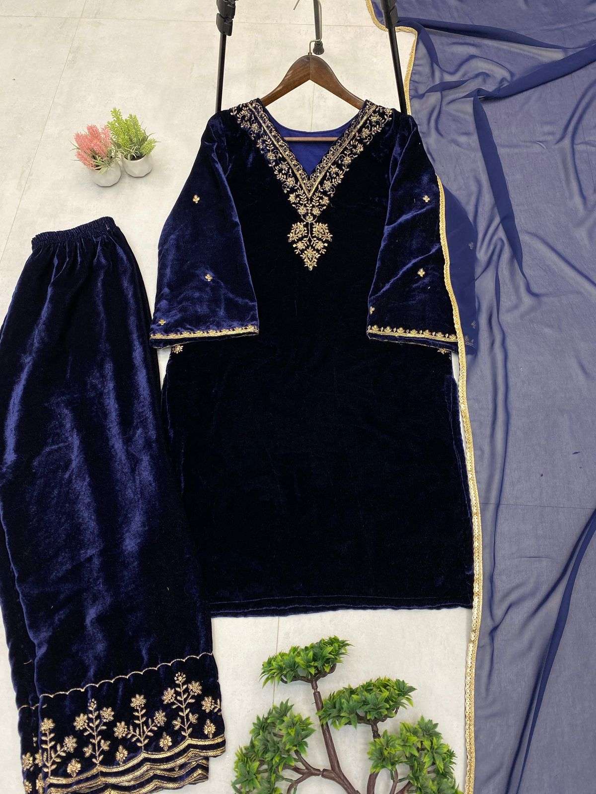 LG 2025 VELVET BEAUTIFUL DESIGNER WORK PARTY WEAR LADIES SUIT
