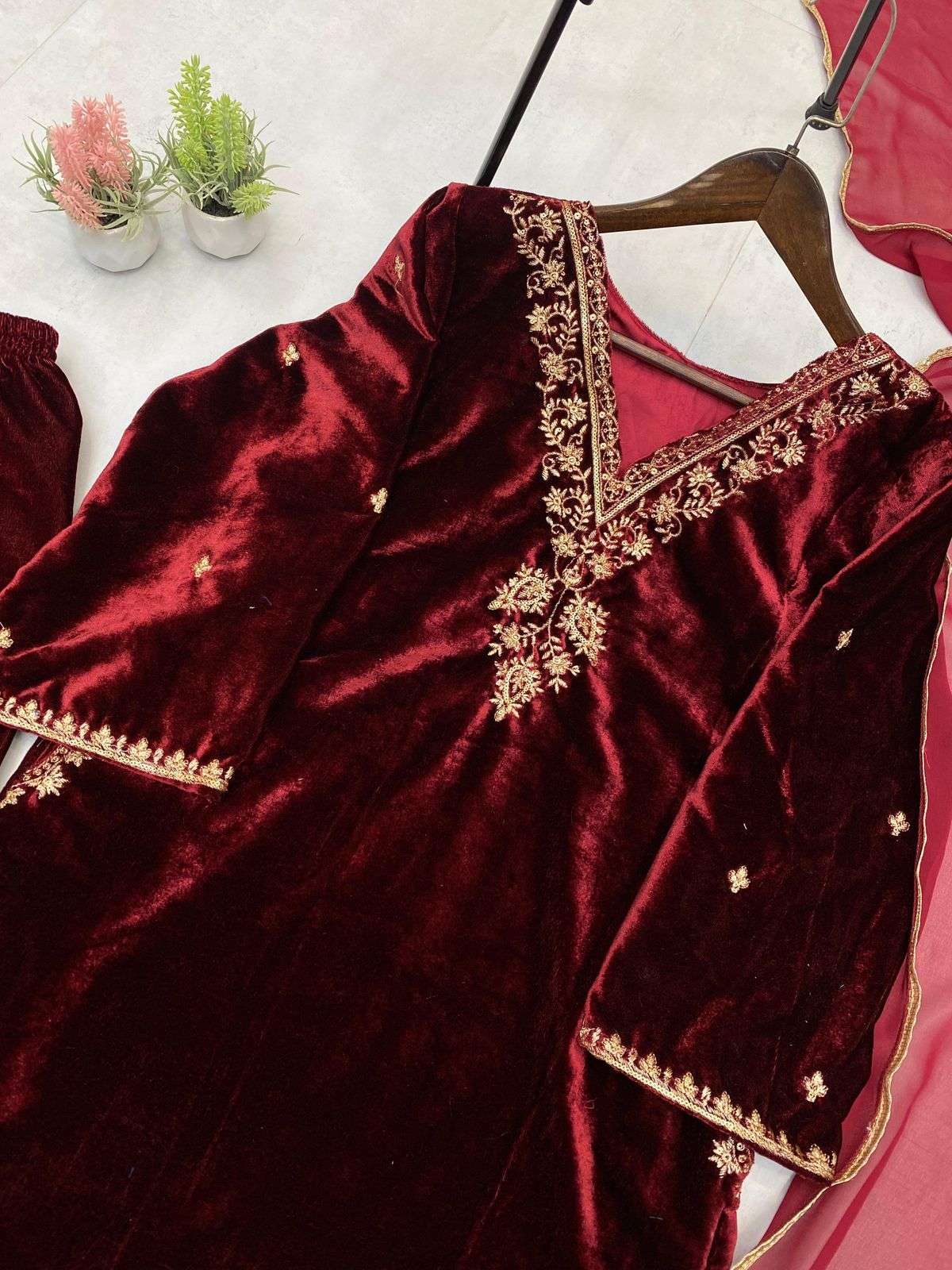 LG 2025 VELVET BEAUTIFUL DESIGNER WORK PARTY WEAR LADIES SUIT