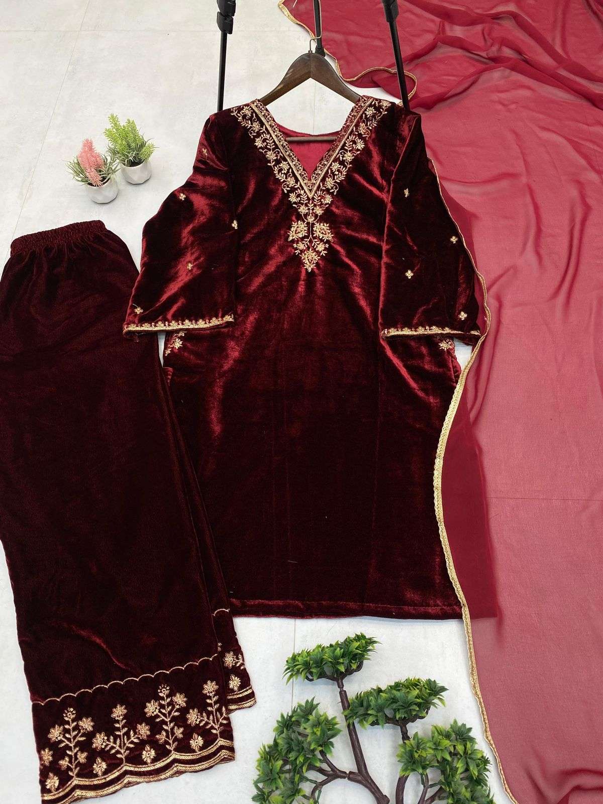 LG 2025 VELVET BEAUTIFUL DESIGNER WORK PARTY WEAR LADIES SUIT