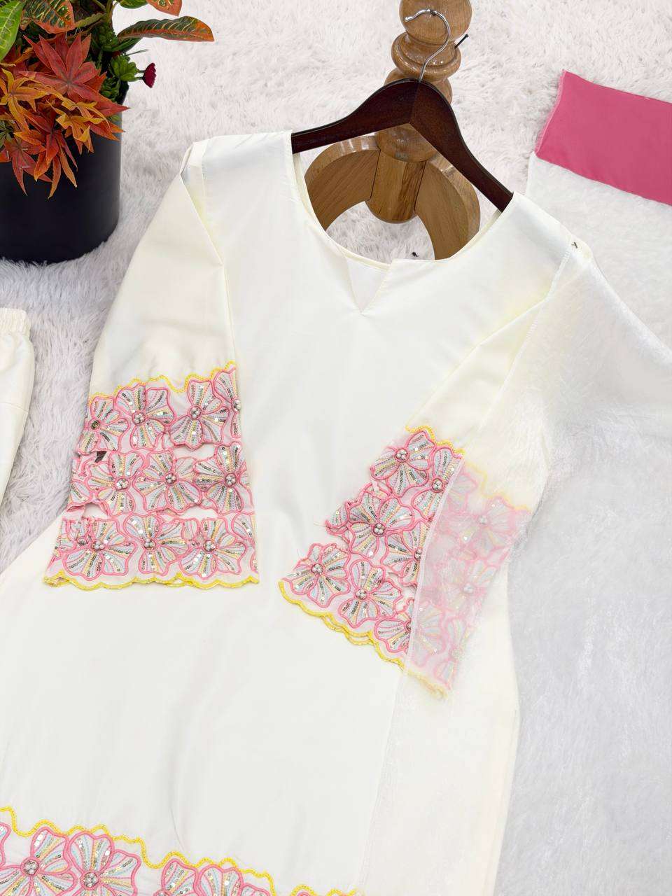 NSR 889 CREPE PAKISTANI STYLE DESIGNER LOOK LADIES SUIT